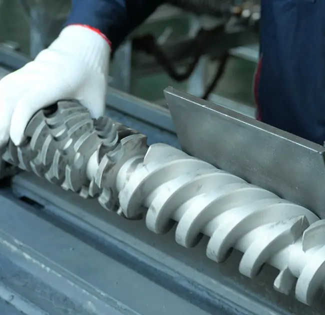 এক্সট্রুডারে কালো রেখা বারবার দেখা যায় কেন? এই নিবন্ধটি আপনাকে শিখিয়েছে কিভাবে দ্রুত নির্ণয় করা যায় যে এটি ব্যারেল বা স্ক্রুতে কোনও সমস্যার কারণে হয়েছে কিনা।